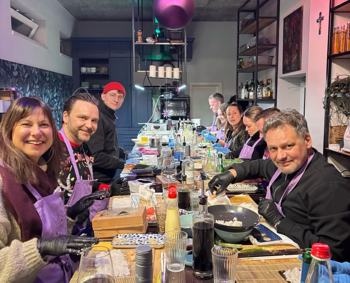 Teilnehmer rollen am langen Tresen Sushi im Sushi-Kurs bei Shefu in Warnemünde